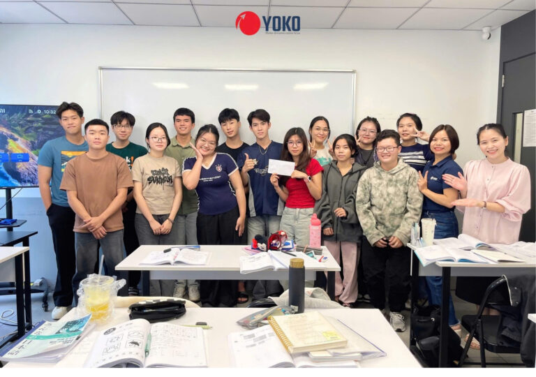 Giáo viên hướng dẫn học viên trong lớp học YOKO